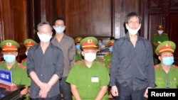 Các nhà báo độc lập Nguyễn Tường Thụy, Phạm Chí Dũng và Lê Hữu Minh Tuấn tại phiên tòa ngày 5/1/2021 tại Tp. Hồ Chí Minh. Photo Tiền Phong