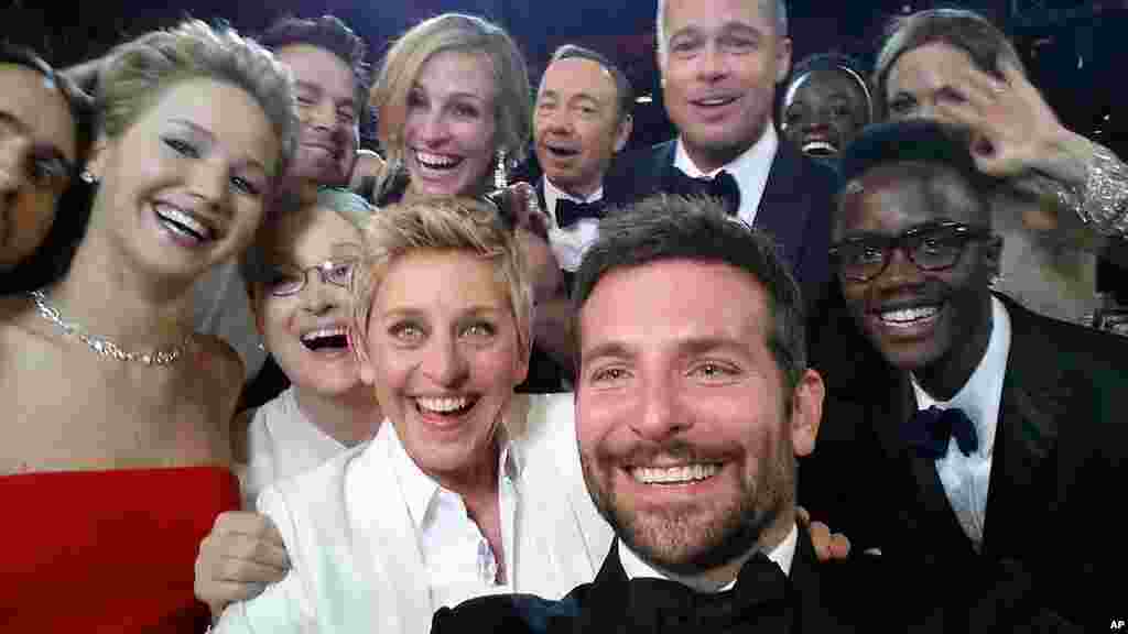 This image released by Ellen DeGeneres shows actors front row from left, Jared Leto, Jennifer Lawrence, Meryl Streep, Ellen DeGeneres, Bradley Cooper, Peter Nyong&#39;o Jr., and, second row, from left, Channing Tatum, Julia Roberts, Kevin Spacey, Brad Pitt, Lupita Nyong&#39;o and Angelina Jolie as they pose for a &quot;selfie&quot; portrait on a cell phone during the Oscars at the Dolby Theatre in Los Angeles, California, Mar. 2, 2014.