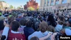 Protestuesit përplasen me punonjësit e policisë gjatë protestës në mbështetje të palestinezëve, në Universitetin "Viskonsin-Madison", Medison, Viskonsin, 1 maj, 2024