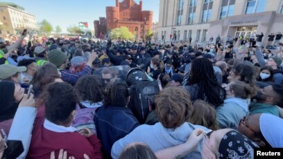 Protestuesit përplasen me punonjësit e policisë gjatë protestës në mbështetje të palestinezëve, në Universitetin "Viskonsin-Madison", Medison, Viskonsin, 1 maj, 2024