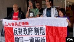 香港社民连前立法会议员梁国雄（左二）申请司法复核西九龙高铁站一地两检是否违宪。 （社民连图片）