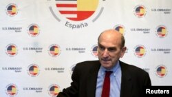 El representante de Estados Unidos para asuntos de Venezuela, Elliott Abrams, dijo el jueves 11 de abril de 2019 que había discutido sobre nuevas sanciones contra el gobierno en disputa de Nicolás Maduro durante su visita a países europeos.