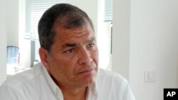 El expresidente de Ecuador Rafael Correa niega los cargos en su contra y dice que todo es una persecución política.