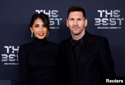 Lionel Messi y Antonela Roccuzzo en un acto de entrega de premios de la FIFA en París, Francia, el 27 de febrero de 2023.