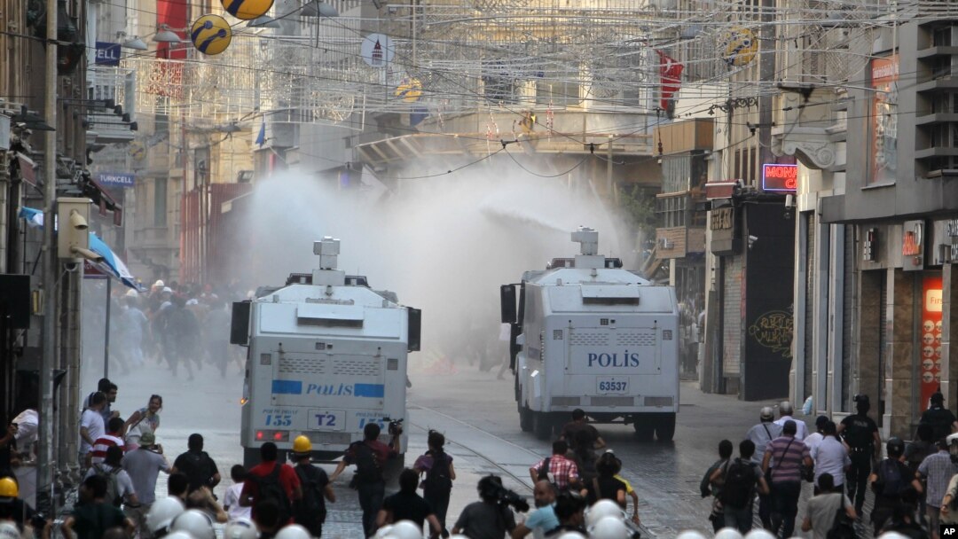 Polisi anti huru hara Turki hari Senin (8/7) menembakkan gas air mata, meriam air dan peluru karet ke arah demonstran di Istanbul (foto: dok). 