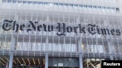 La façade de l'immeuble du New York Times est vu à New York , le 29 Novembre 2010. (REUTERS/Shannon Stapleton) 