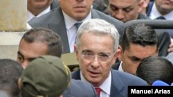 El expresidente Álvaro Uribe, el 8 de octubre de 2019, cuando ingresaba a la Corte Suprema de Justicia a rendir indagatoria por el caso que ahora lo lleva a prisión domiciliaria. [Archivo]