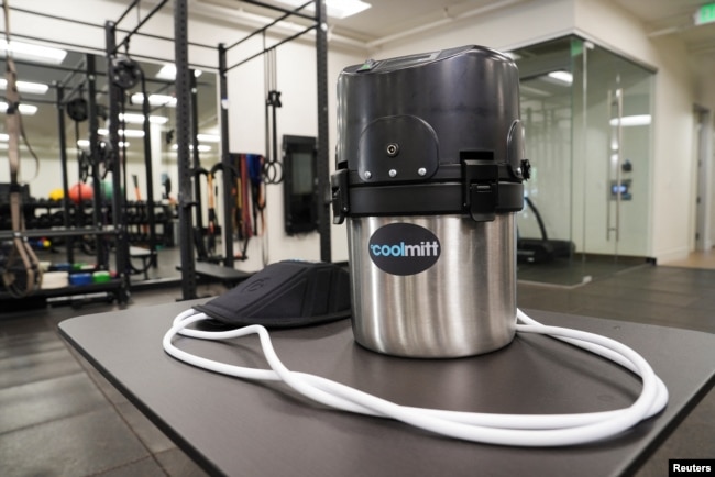 A view of CoolMitt device on a table in a gym, in Menlo Park, California, U.S. May 21, 2024. (REUTERS/Nathan Frandino)