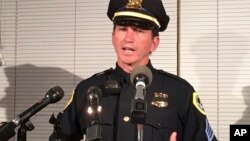 （资料图）得梅因警局发言人保罗•帕里泽克11月2日在新闻发布会上讲话。