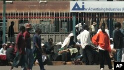 Vanootengesera mumigwagwa vanetsana nemasoja mukati meguta reHarare.