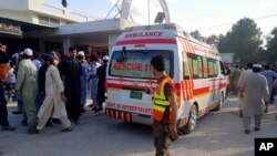 Una ambulancia traslada a heridos por una bomba que estalló en un acto político en Bajur, Pakistán, el 30 de julio de 2023. Foto de los servicios de emergencia divugada por AP.