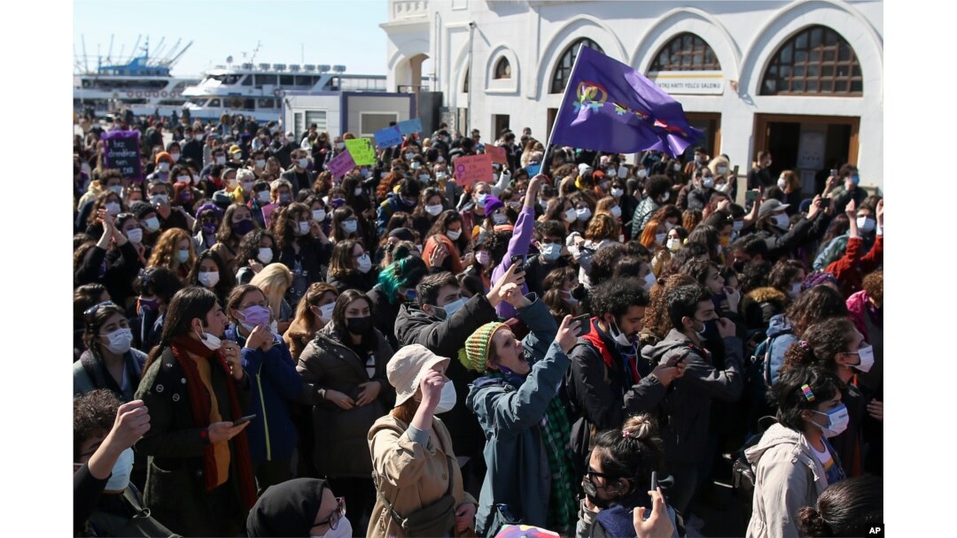 Hükümetin İstanbul Sözleşmesi'nden çekilme kararı İstanbul'da protesto edildi, 27 Mart 2021.