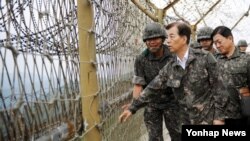 한민구 한국 국방부 장관이 7일 중동부 GOP(일반전초) 소초를 취임 후 처음으로 순시하고 있다. 