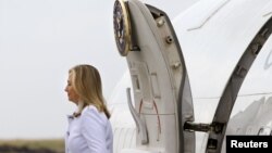 Menteri Luar Negeri AS, Hillary Clinton tiba di Bandara Internasional Jomo Kenyatta di Nairobi, Kenya (4/8).