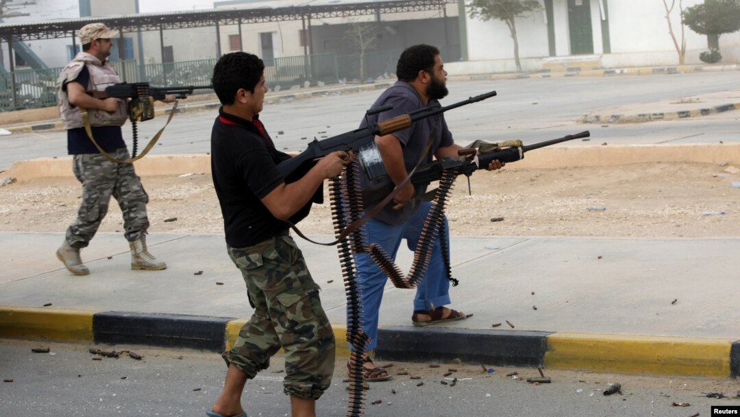 Milisi bersenjata di Libya (foto: dok). Kepala intelijen Libya timur ditembak tewas oleh kawanan bersenjata, Kamis (8/5). 