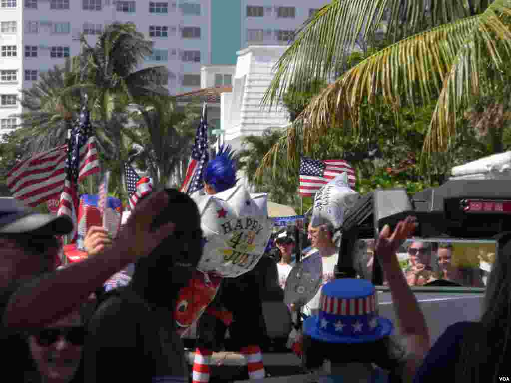 Los globos con leyendas sobre la celebración del 4 de Julio en Estados Unidos acompañaron el desfile en Lauderdale by the Sea, Florida.