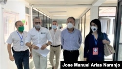 Funcionarios del Ministerio de Salud de Colombia usan mascarillas para protegerse del coronavirus.