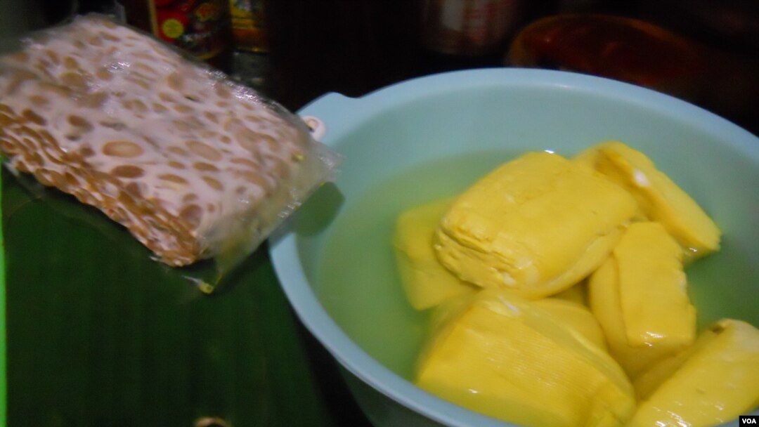 Naiknya harga kedelai impor dari Amerika akibat melemahnya Rupiah, mengakibatkan harga tahu dan tempe melambung di pasaran.