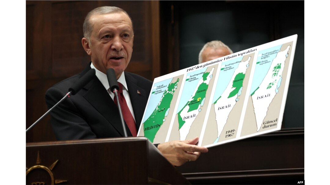Presiden Turki dan Ketua Partai AK Recep Tayyip Erdogan memegang peta yang menunjukkan evolusi tanah Israel dan Palestina di Ankara pada 11 Oktober 2023. (Foto: AFP)