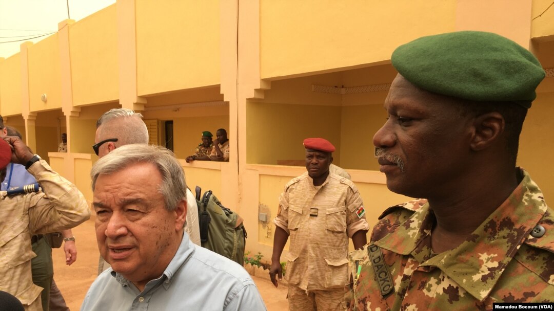 Sekretaris Jenderal PBB Antonio Guterres di Mopti, Mali tengah), 30 Mei 2018. (Foto: Mamoudou Bocoum/VOA)