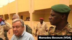 Sekretaris Jenderal PBB Antonio Guterres di Mopti, Mali tengah), 30 Mei 2018. (Foto: Mamoudou Bocoum/VOA)