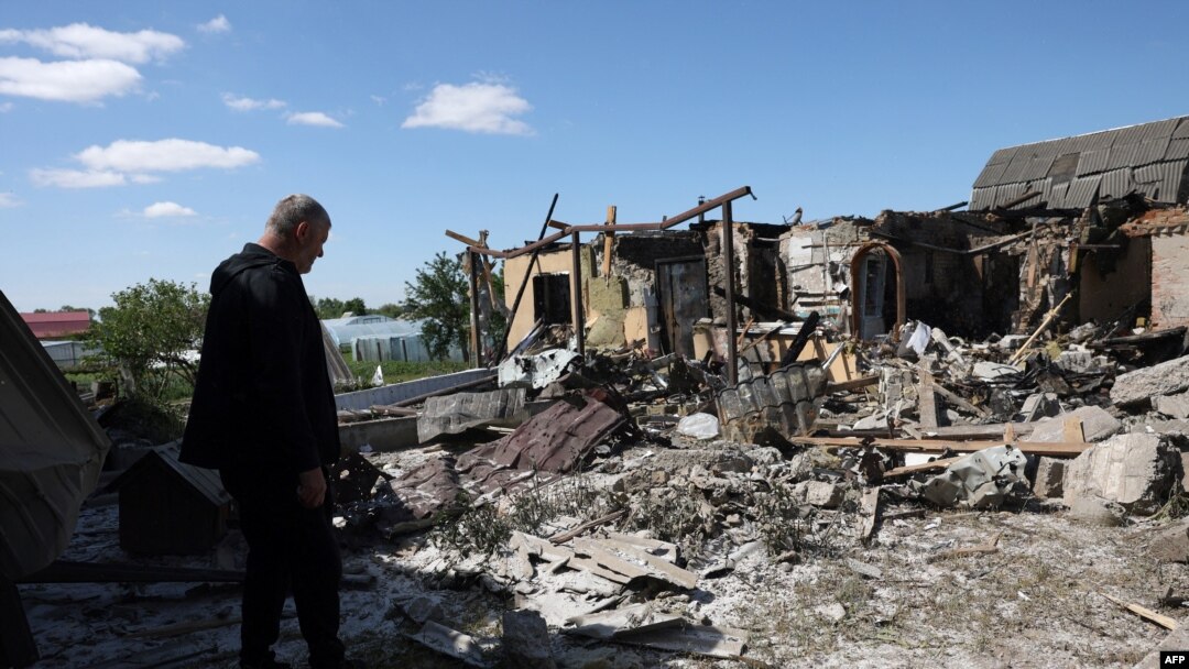 Seorang warga memeriksa sebuah rumah yang hancur akibat serangan misil Rusia ke desa Krasylivka, Kyiv, pada 8 Mei 2024. (Foto: AFP/Anatolii Stepanov)