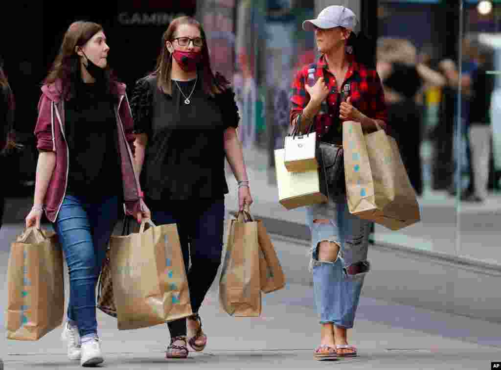 نمایی از خیابان آکسفورد در مرکز شهر لندن که میزبان بوتیک و فروشگاه‌های زیادی است. از امروز همه در بریتانیا مجبور به پوشیدن ماسک در اماکن عمومی هستند و در صورت تخلف تا ۱۲۷ دلار جریمه خواهند شد. 