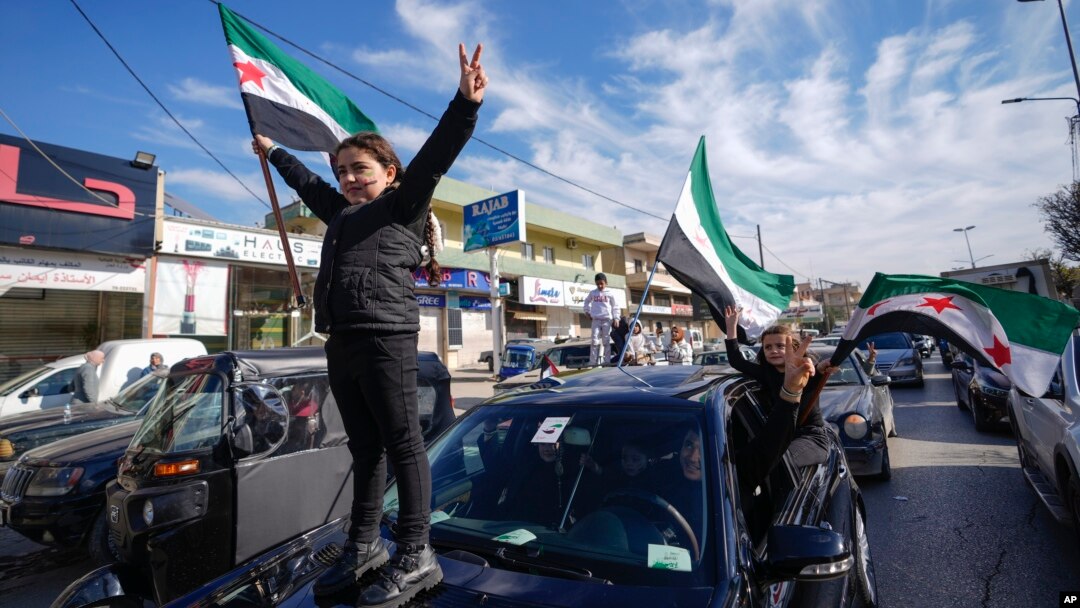 Siryen yo fete echek gouvenman Bashar Assad la nan vil Bar Elias, sou fwontye Liban ak La Siri, 8 Desanm, 2024. 