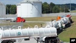 Truk-truk BBM antre di fasilitas milik Colonial Pipeline Co. di Pelham, Alabama, 16 September 2016. 