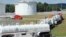 Truk-truk BBM antre di fasilitas milik Colonial Pipeline Co. di Pelham, Alabama, 16 September 2016. 