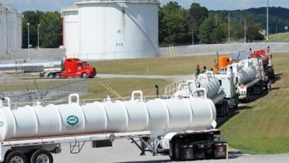 Xe chở xăng dầu xếp hàng tại một cơ sở của Colonial Pipeline.