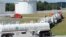 Xe chở xăng dầu xếp hàng tại một cơ sở của Colonial Pipeline.