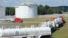 ARHIVA - Tankeri ispred fabrike Kolonijal Pajplajn u Pelamu u Alabami, 16. septembra 2016.