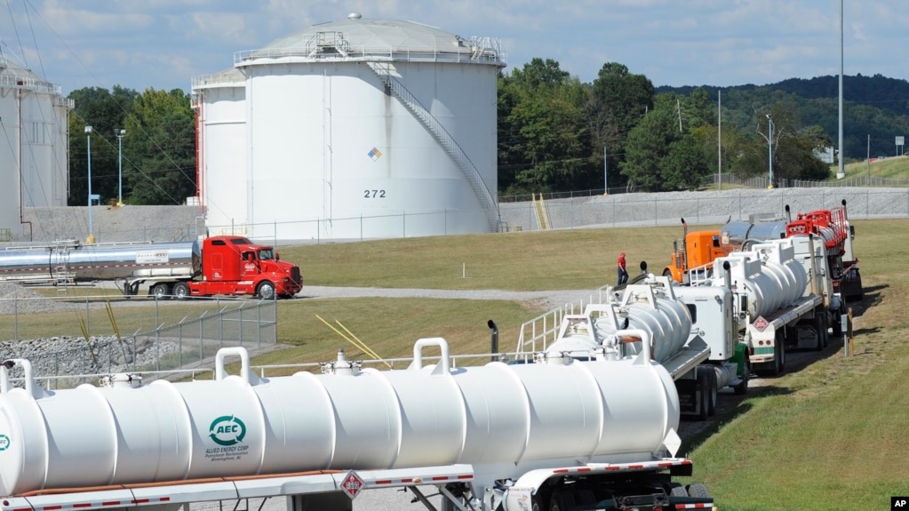 资料照：2016年9月16日，油罐车在殖民管道公司位于阿拉巴马州佩勒姆的一个设施排着长队。(photo:VOA)