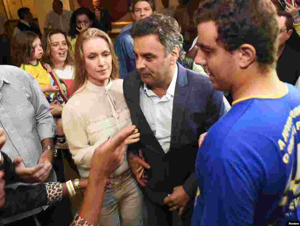 O candidato Aécio Neves, do PSDB chega com a sua mulher Leticia Weber, para discursar após saber que tinha perdido para Dilma Rousseff. Belo Horizonte, 26 de Outubro, 2014