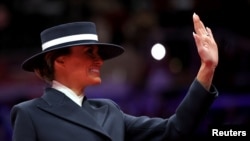 Ibu Negara Melania Trump menyapa hadirin dalam parade pelantikan Presiden Donald Trump di Capital One Arena, Washington, pada 20 Januari 2025. (Foto: Reuters/Carlos Barria)