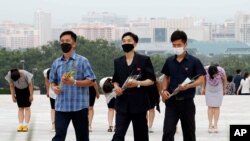 지난 7일 신종 코로나바이러스 감염 예방 마스크를 쓴 북한 평양의 시민들이 김일성 사망 27주년을 앞서 만수대를 방문해 헌화하고 있다. 