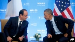 Une rencontre entre le président américain Barack Obama et son homologue français François Hollande lors du sommet de l'OTAN au Celtic Manor, Newport, Pays de Galles, vendredi 5 septembre 2014. 