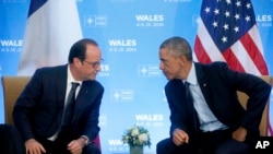 Presiden Amerika Serikat Barack Obama (kanan) saat bertemu dengan Presiden Perancis Francois Hollande di KTT NATO di Celtic Manor, Newport, 5 September 2015 (Foto: dok).