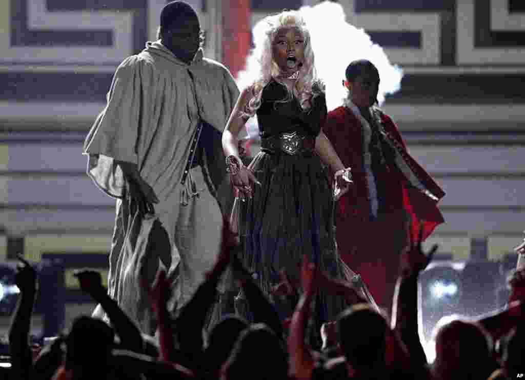 2月12号，Nicki Minaj在第54届格莱美颁奖典礼上演唱。 (AP Photo/Matt Sayles)