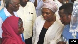 Valerie Amos (tengah), Kepala Urusan Kemanusiaan PBB, berbincang dengan seorang ibu yang anaknya menderita kelaparan, di Mogadishu (13/8).