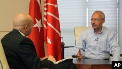 Kemal Kilicdaroglu, leader of Turkey's main opposition party, the Republican People's Party, being interviewed in Ankara by VOA Turkish Service reporter Baris Ornarli, seated left
