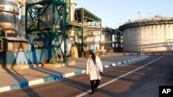 Un travailleur dans les installations d’une usine de phosphate à Jorf Lasfar, Maroc, 22 décembre 2011.