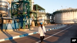 Un travailleur devant les installations d’une usine de phosphate à Jorf Lasfar, Maroc, 22 décembre 2011.