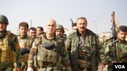 FILE - Senior Kurdish peshmerga and their soldiers start move toward the sound of gunfire in Bashiqa, Iraq, Nov. 8, 2016. (J. Dettmer/VOA)