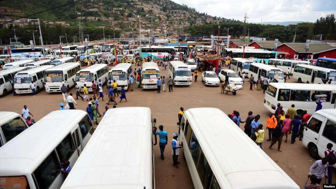 Aho abagenzi bategera imodoka i Nyabugogo mu mujyi wa Kigali