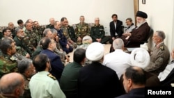 El líder supremo de Irán, el ayatolá Ali Jamenei, habla durante una reunión con los comandantes de las fuerzas armadas iraníes en Teherán, el 21 de abril de 2024. Oficina del líder supremo de Irán 