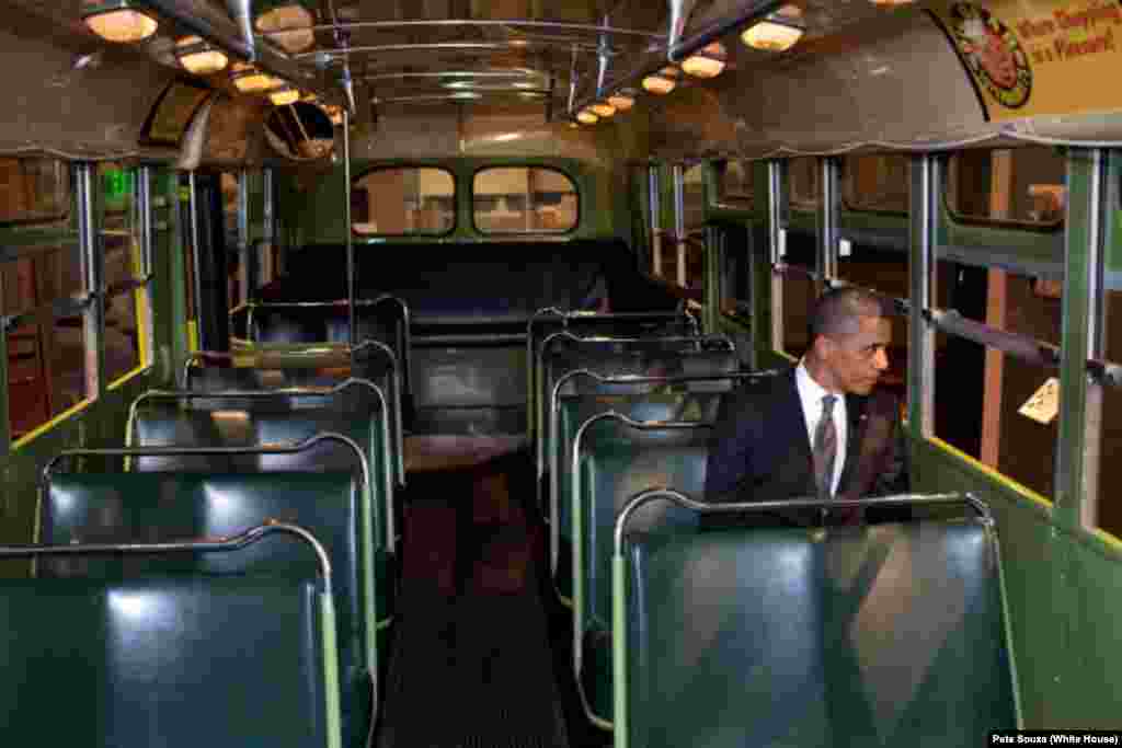 Presiden AS Barack Obama duduk di dalam bus Rosa Parks yang terkenal di Museum Henry Ford, menyusul sebuah acara di Detroit, Michigan, 18 April 2012.