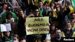 Una mujer sostiene un cartel que dice "No queremos la vacuna china" mientras los manifestantes protestan contra el gobernador del estado de Sao Paulo, Joao Doria, el 1 de noviembre de 2020. 