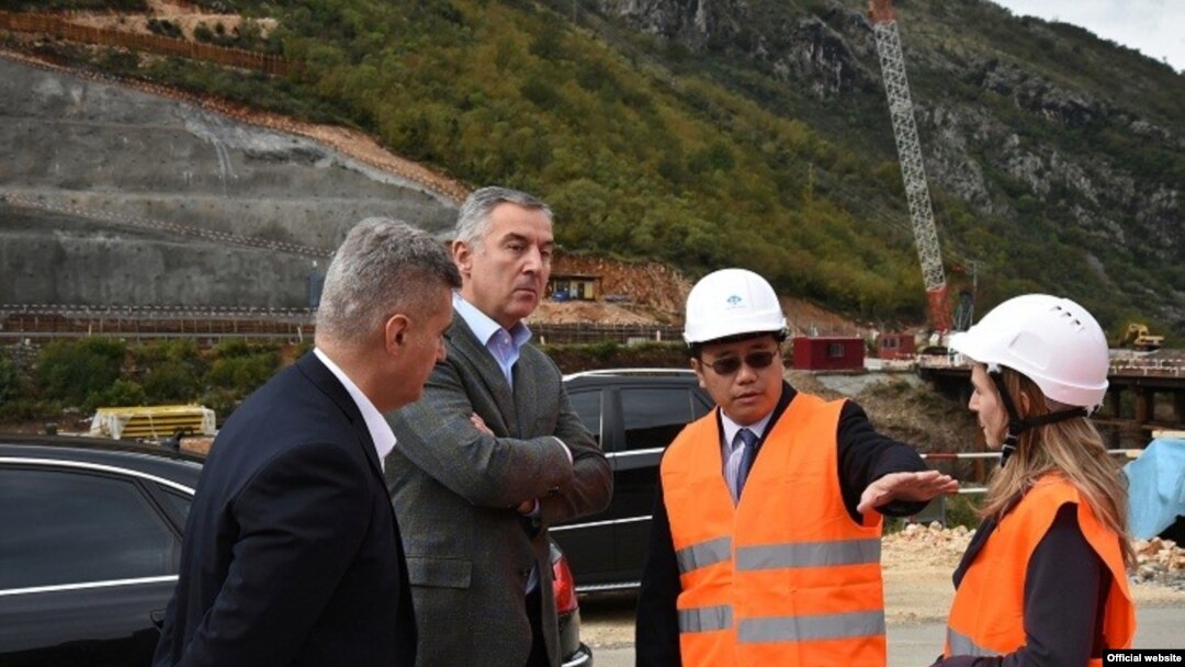 Crnogorski premijer Milo Đukanović na gradilištu (rtcg.me)